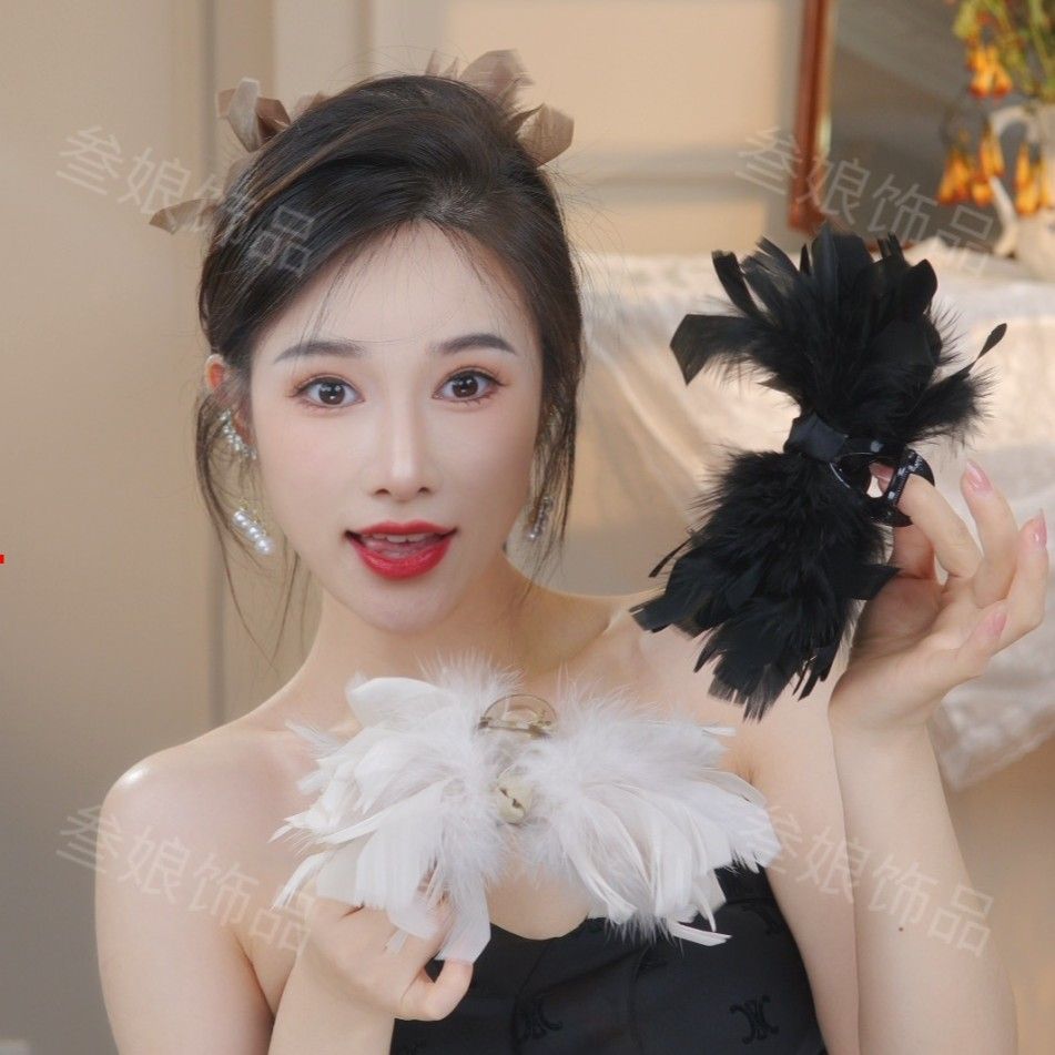 美拉德風鴕鳥毛抓夾女2023新款顯發量大號鯊魚夾超仙后腦勺盤髮夾