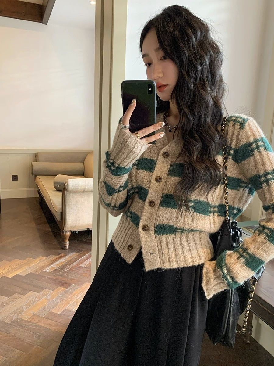 Retro V-neck striped knitted cardigan for women in autumn and winter, lazy style loose sweater jacket, slim and soft waxy top