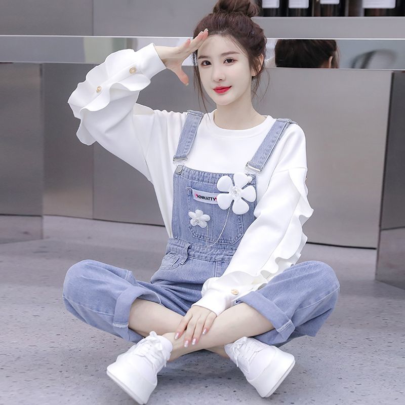 韓版新款時尚減齡花朵吊墜牛仔背帶褲女白色紐扣花邊袖衛衣套裝潮