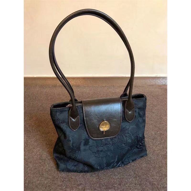 Chinese Retro Handbag 2023 Early Autumn Niche Design Textured Metal Tote Bag Western Style Lazy Shoulder Bag for Women