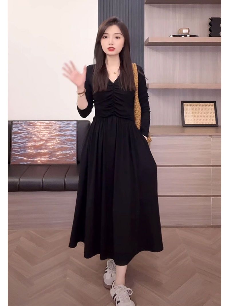 筱姿法式新款褶皱黑色V领长袖A字裙复古收腰显瘦遮肚子气质连衣裙