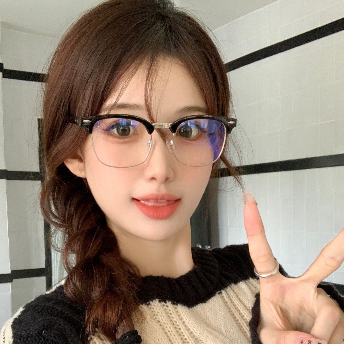 Japanese retro black half-frame glasses for women with pure internet celebrities, round faces, slimming, flat light, can be matched with myopic blue light eye frames