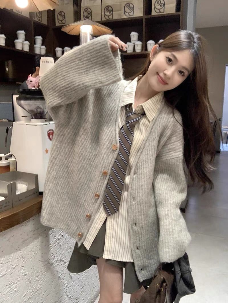 Japanese lazy gray V-neck sweater jacket for women in autumn and winter loose outer wear retro high-end soft waxy knitted cardigan