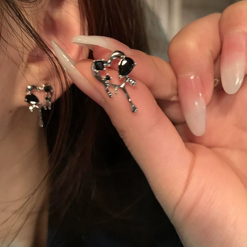 ins暗黑愛心耳釘小眾設計高級感鋯石耳環女2023年新款潮秋冬耳飾