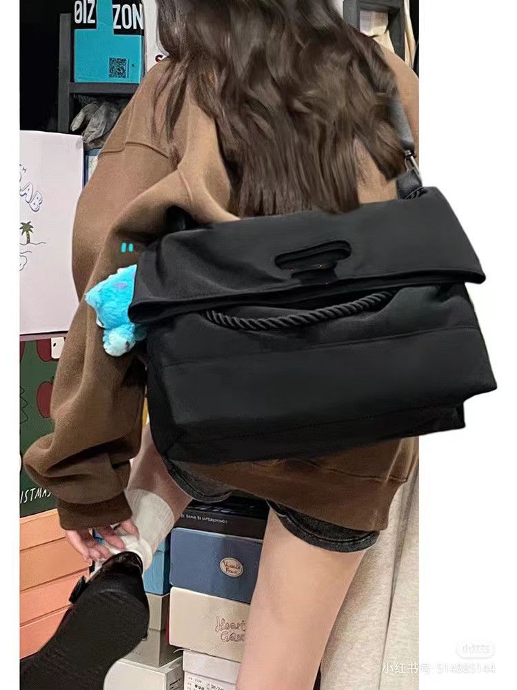 大容量學生包包女2022新款寬帶斜挎包高級感百搭郵差包通勤托特包