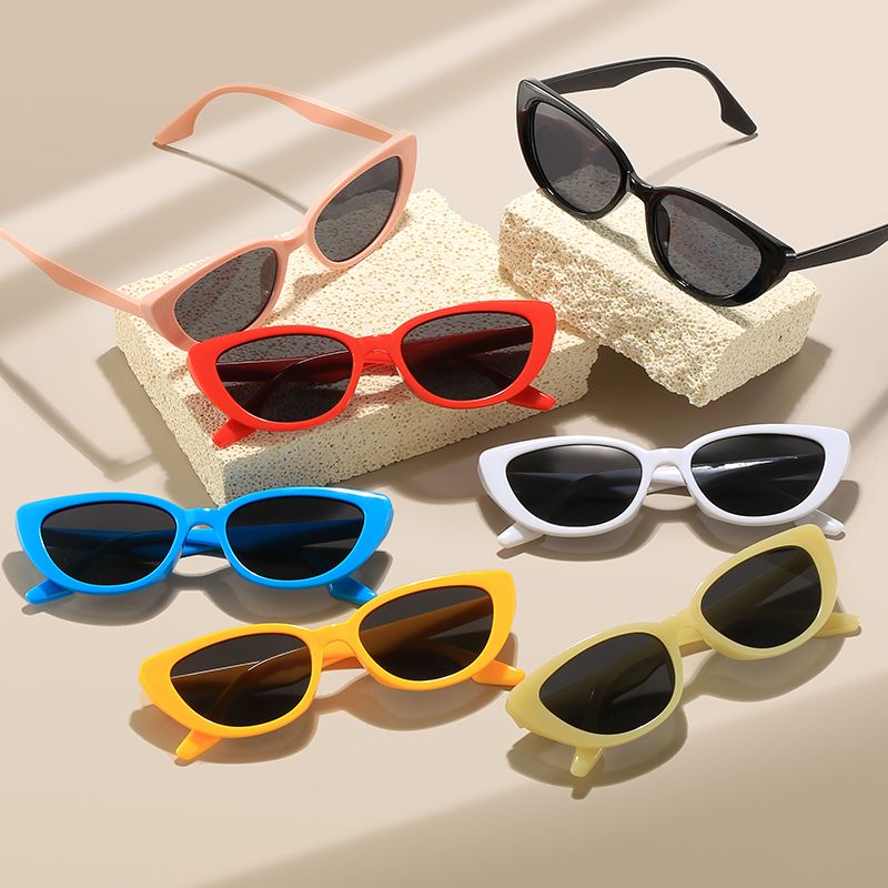 New cross-border triangle cat-eye sunglasses, retro street photography, versatile small frame men's and women's sunglasses, anti-UV glasses