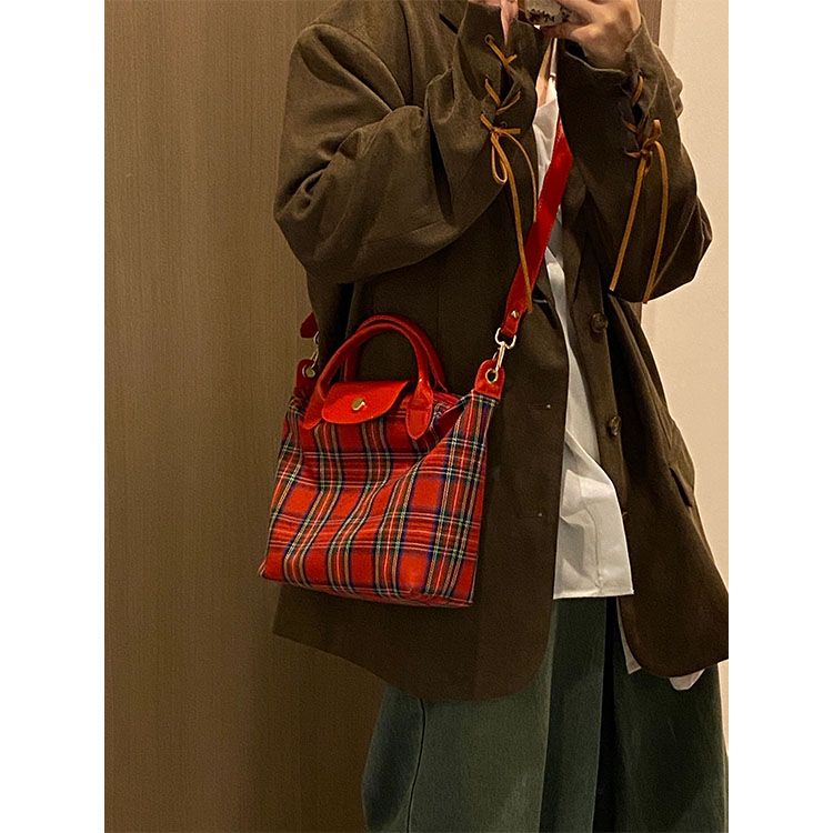 Retro plaid cross-body commuter bag for female students attending class, contrasting color niche shoulder bag, personalized versatile handbag