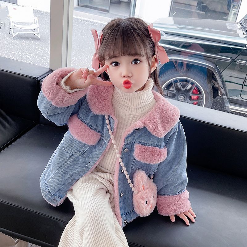 Girls' autumn and winter velvet denim jacket 2023 new children's winter clothing thickened fashionable baby girl winter jacket trend