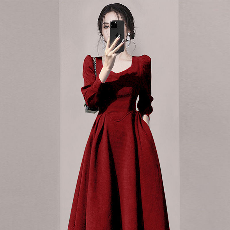 法式赫本风酒红色方领连衣裙2023年早秋新款女装气质高级感敬酒服