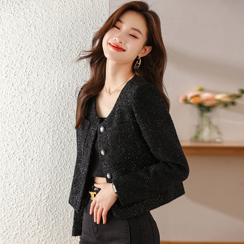 Black collarless small suit jacket for women. This year's new autumn and winter small style is popular this year. Short suits for small people.