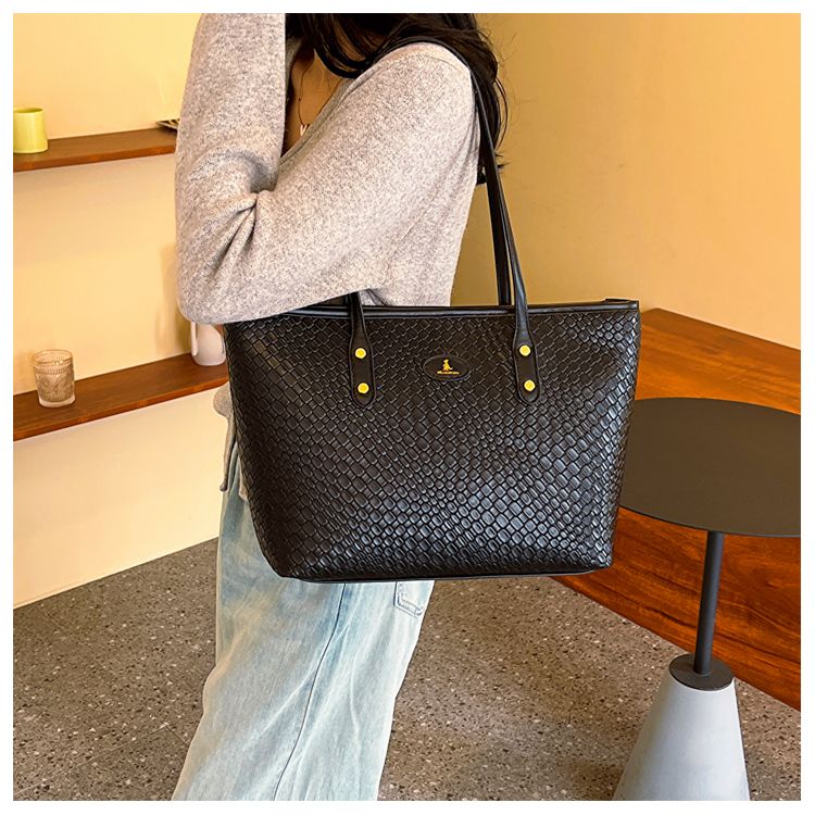 2023 Autumn/Winter New High Capacity Tote, Stereoscopic Handheld, Underarm, Versatile Western Style Handheld_voghion.com