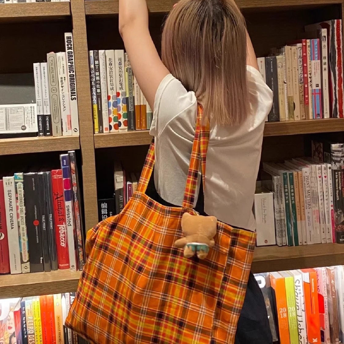 Niche retro plaid orange tote bag, portable commuting large capacity armpit bag, high-looking fashionable lightweight cloth bag