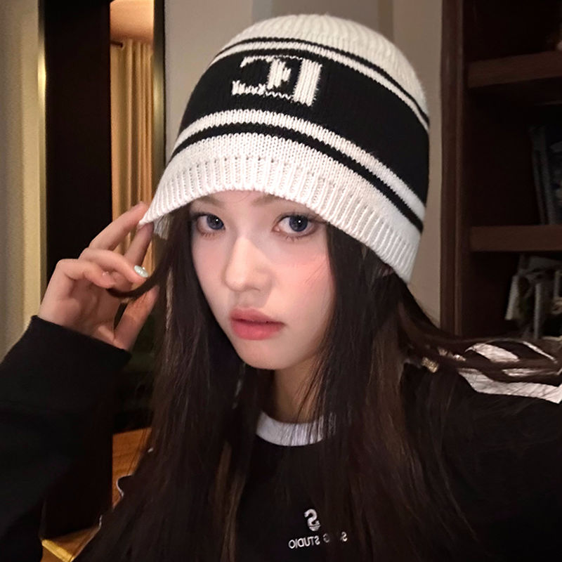 Woolen hat for women ins autumn and winter warm ear protection cold hat Korean style face-showing small street black and white versatile knitted hat for men