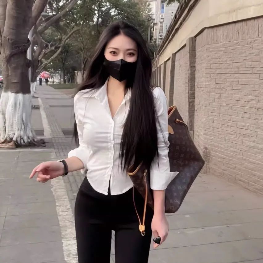 純欲收腰白色襯衫女長袖春秋新款通勤修身襯衣性感短款設計感小眾
