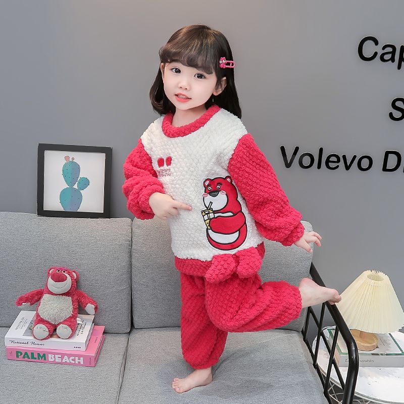 女童法兰绒睡衣1冬季3岁儿童网红草莓熊家居服女孩宝宝珊瑚绒套装