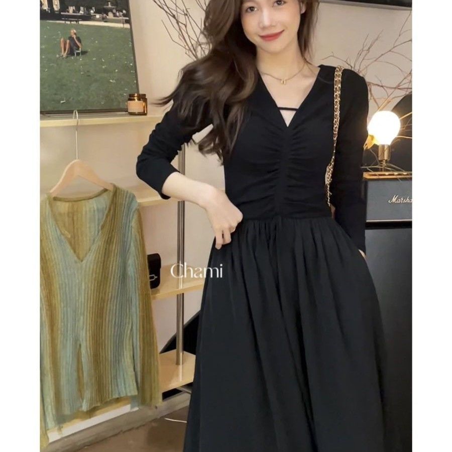 Hepburn style black long skirt for women autumn 2023 new French high-end dress waist slimming bottoming skirt
