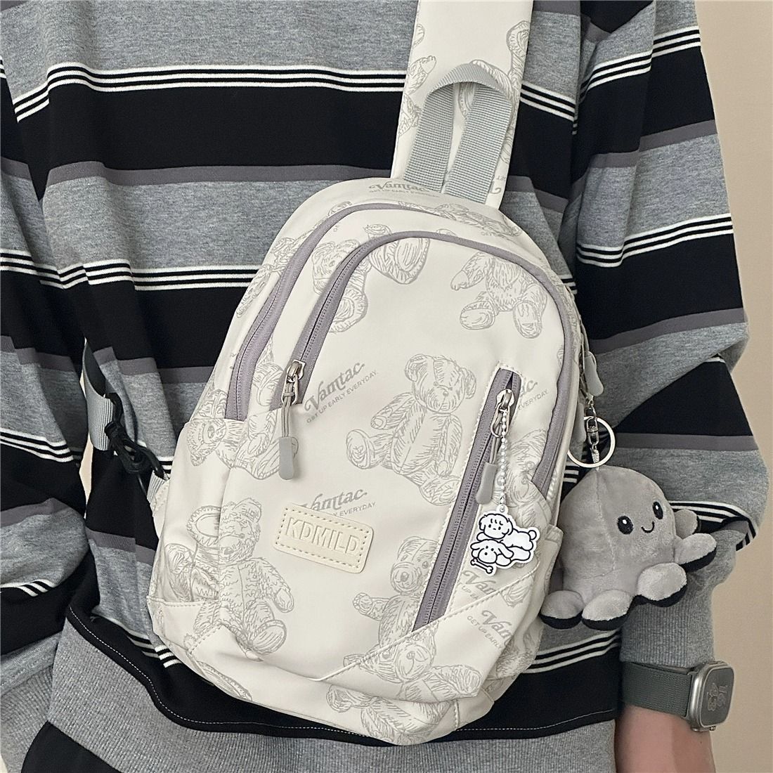 ins胸包男女初中生簡約百搭小熊小眾設計運動斜挎包 騎行單肩背包