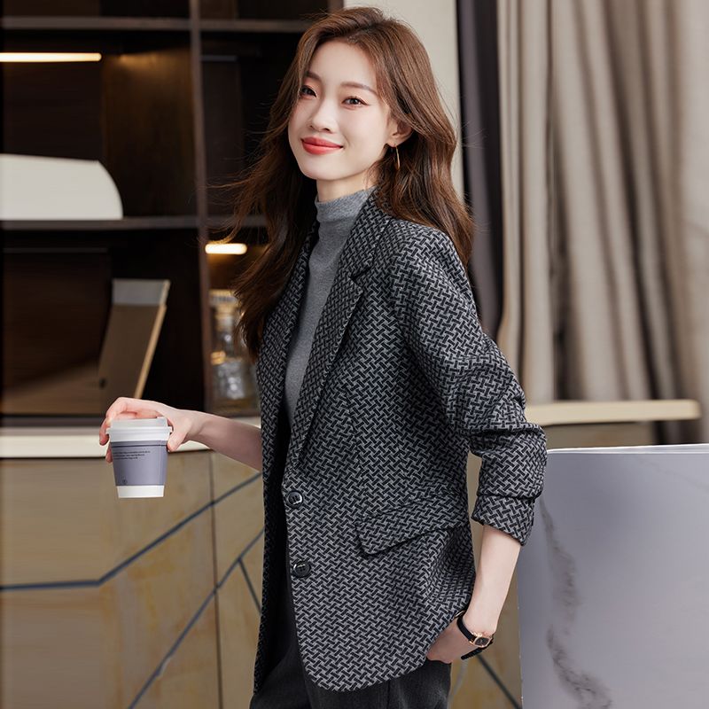 Xiaoxiangfeng jacket for women in autumn and winter new style small temperament high-end French lady short knitted cardigan top