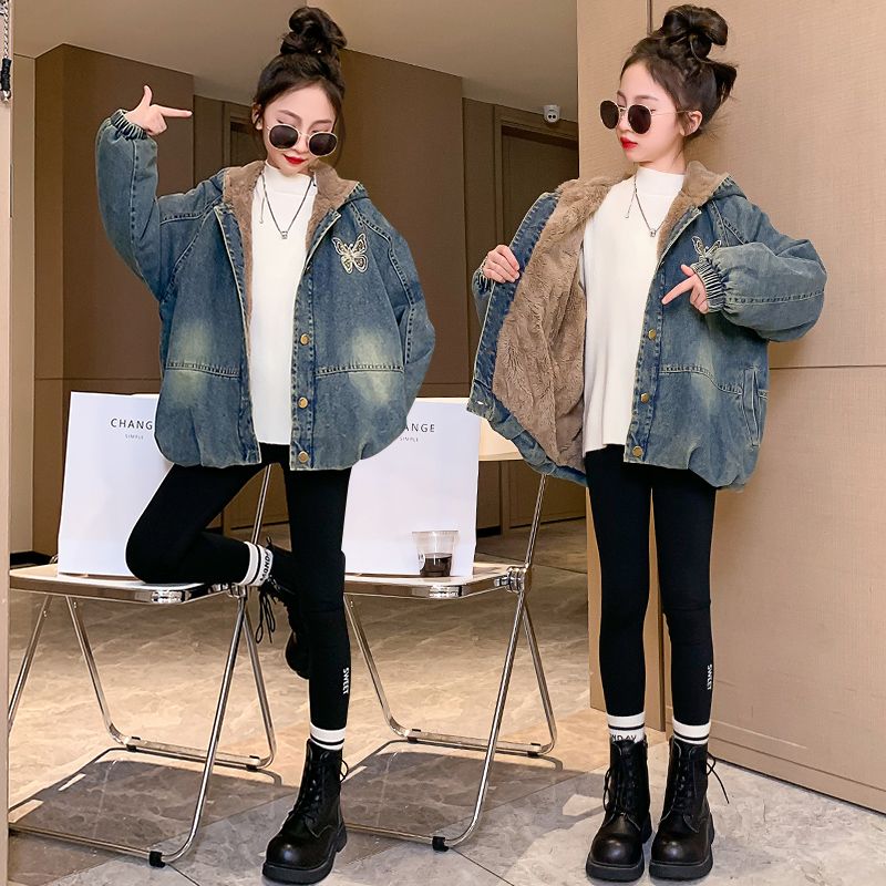 Girls' autumn and winter velvet denim jackets, children's clothing, big children's fashionable girls' winter clothing, thickened hooded tops, trendy