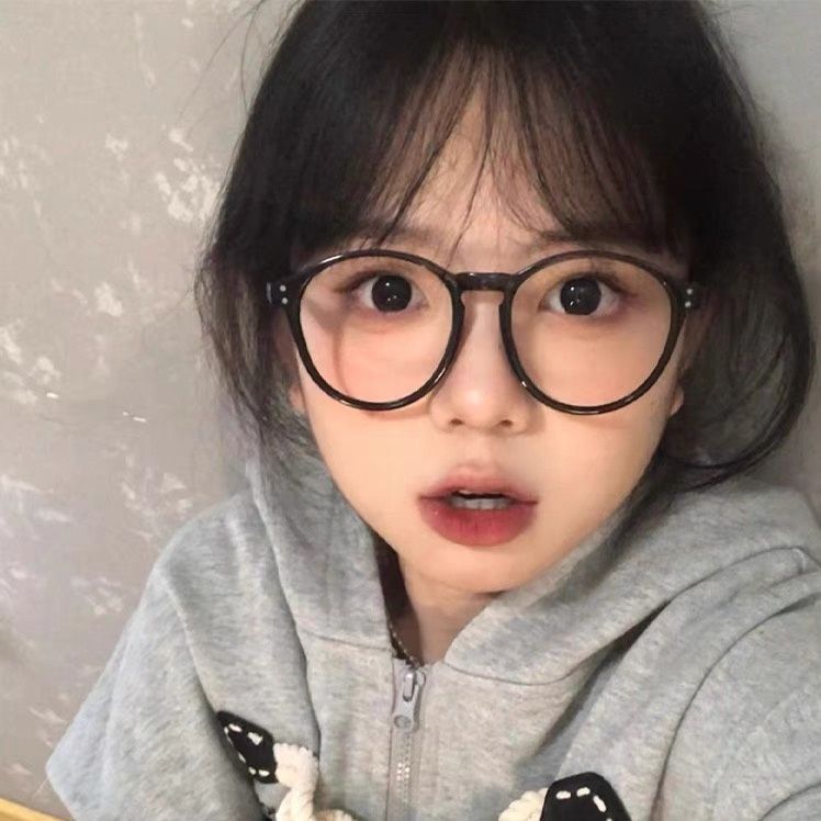 Glasses frame for women without makeup, ultra-light black frame glasses for myopia, can be equipped with a small glasses frame for face-revealing astigmatism