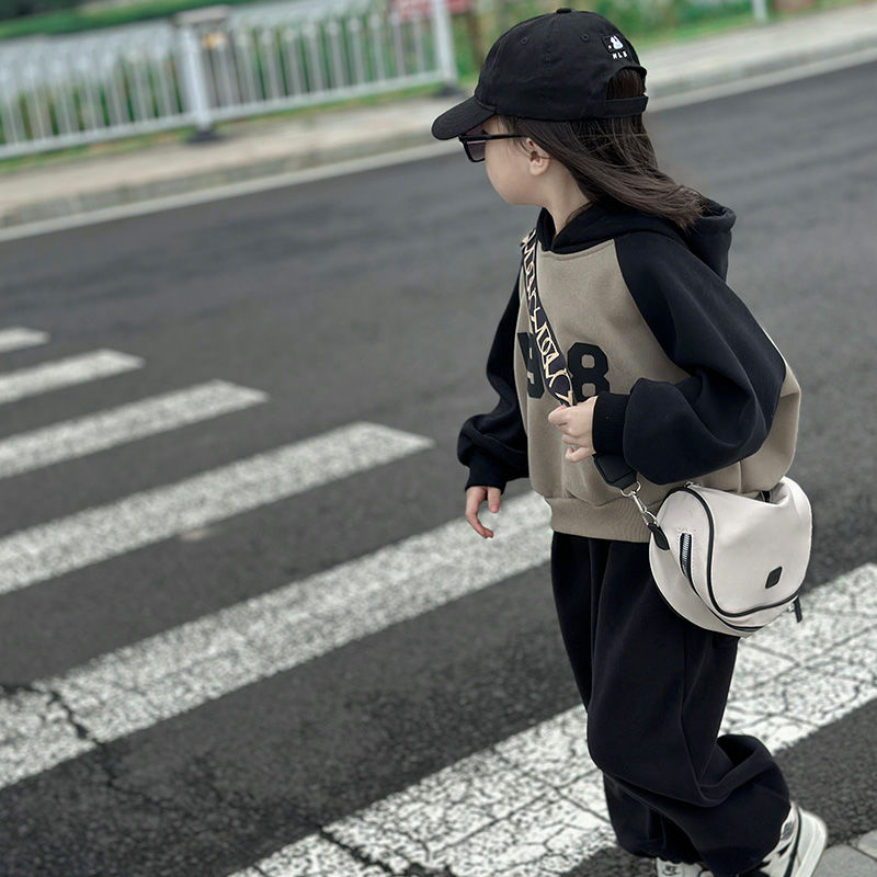 Girls sweatshirt plus velvet suit children's autumn clothing 2023 new girls hooded top suit winter warmth and trendy