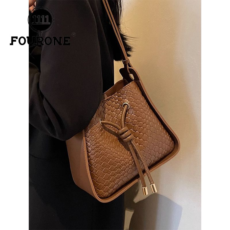 This year's popular small bags for women are versatile, new fashionable shoulder crossbody bags, retro popular bucket bags