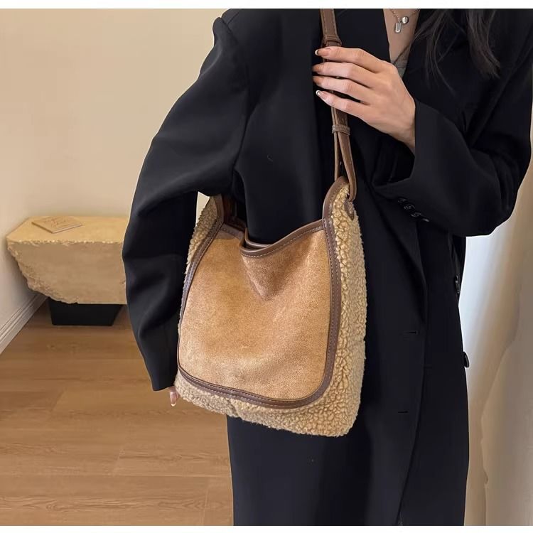 FOUR ONE Lammwollplüsch für Damen, neue, vielseitige Umhängetasche mit großem Fassungsvermögen und hochwertiger Wassereimer_voghion.com