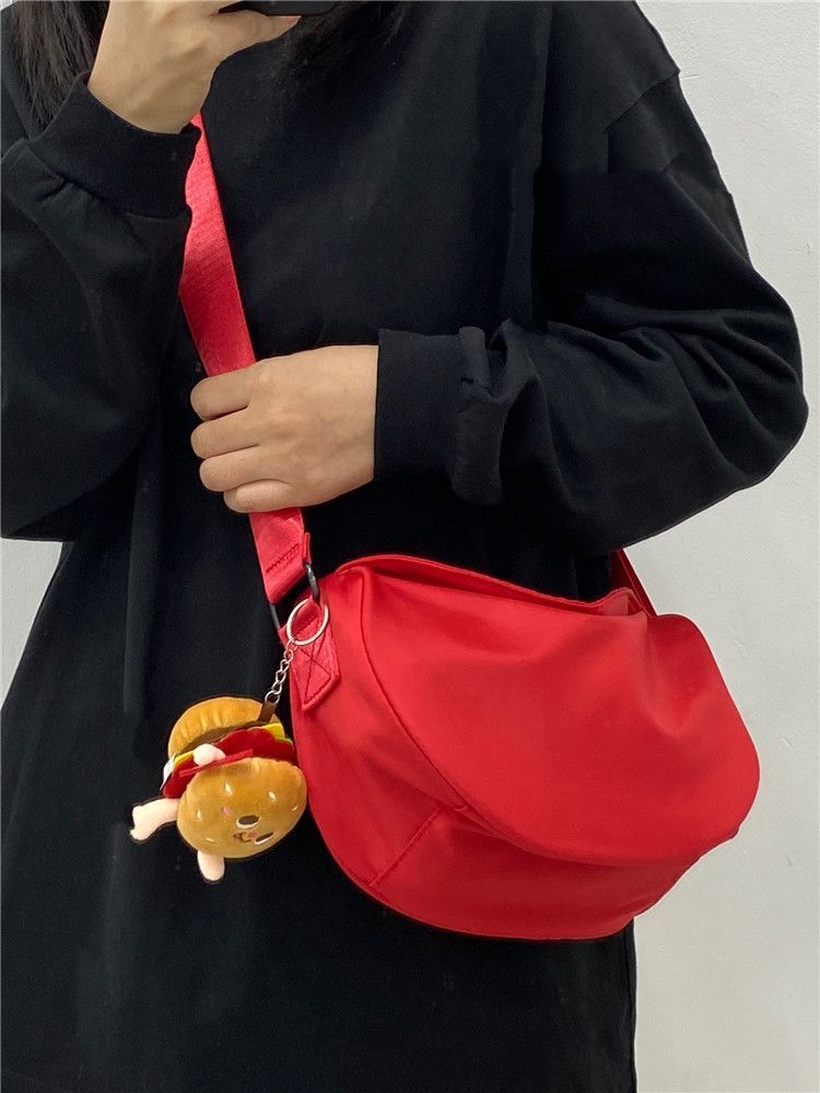 今年流行小包女2023新款潮紅色斜挎包女休閒運動單肩包百搭餃子包
