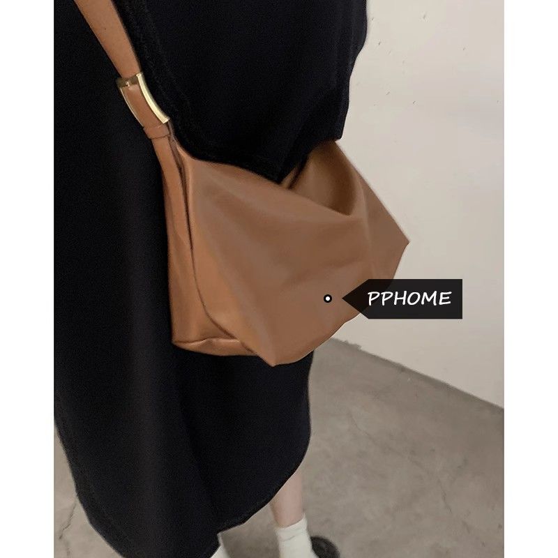 Versatile ins crossbody bag for women  new trendy casual tote bag niche large capacity shoulder bag armpit bag