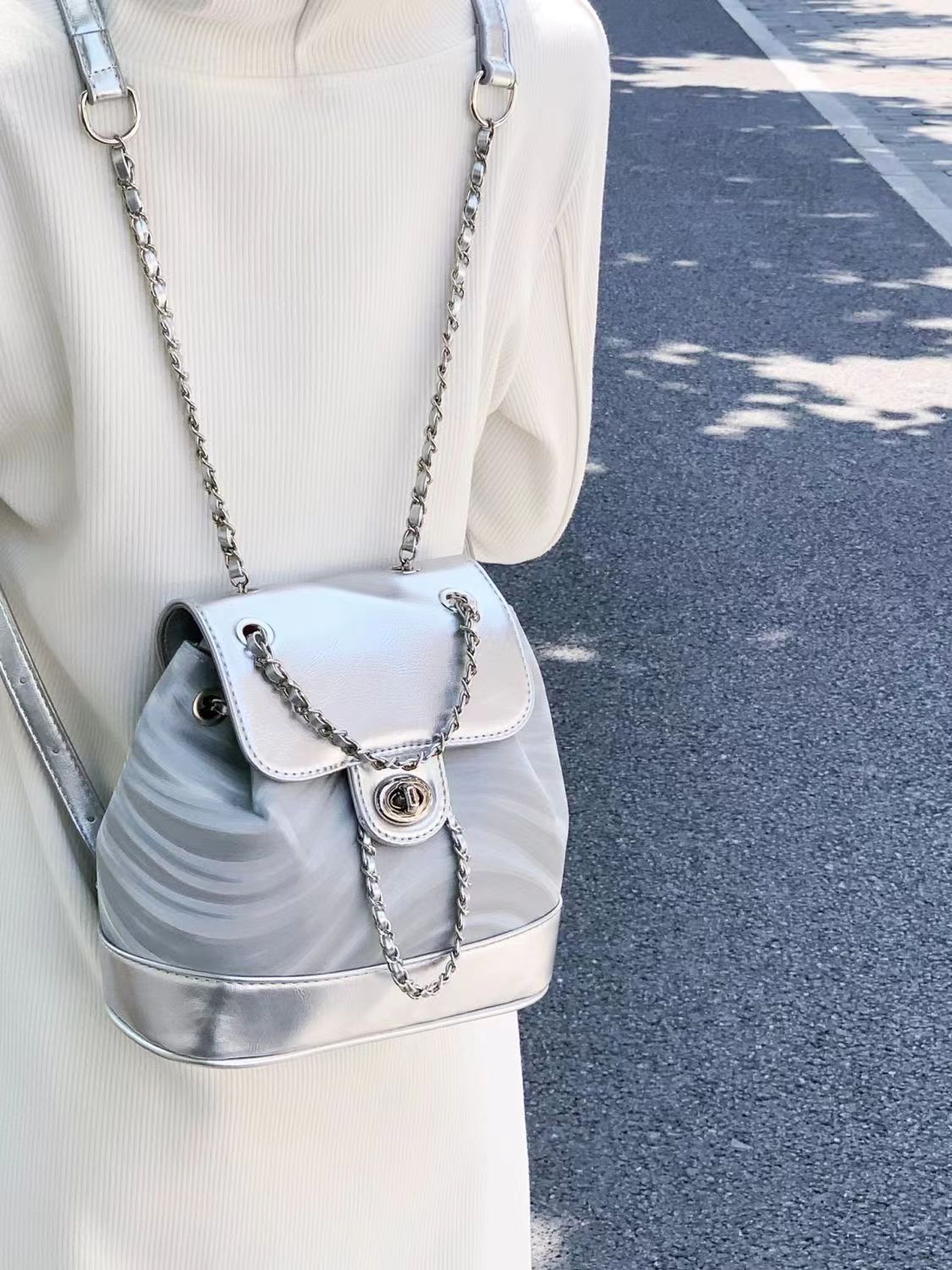 Original silver water ripple backpack, Korean niche design, versatile chain bucket bag, casual handbag