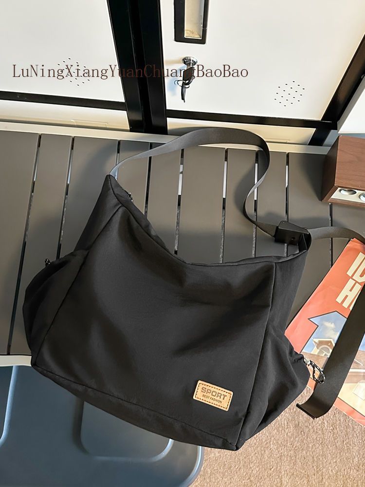 Japanese large-capacity and high-looking shoulder tote bag, original college student commuting bag for work and going out, cross-body bag