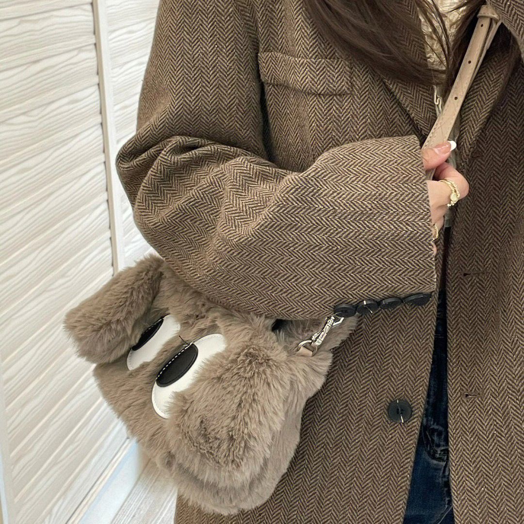 可愛大眼小狗毛毛包冬季手提包斜跨包包女時尚毛絨手提包