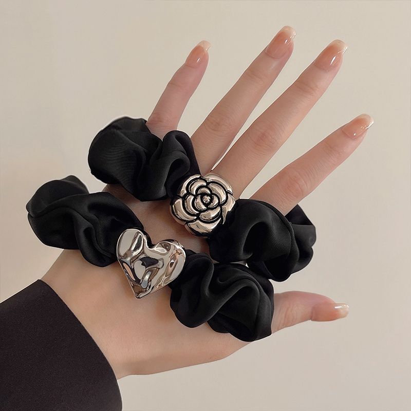 Czarny temperament, kamelia, krąg z włosów w kształcie jelita grubego, wykwintny krąg z tłuszczu w kształcie serca, skórzany krawat, opaska na głowę z włosów w kształcie kucyka_voghion.com