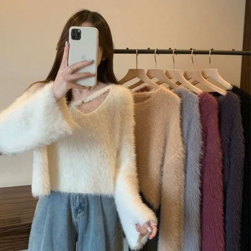 XJ's imitation mink sweater is a gentle French hottie's sweet and furry V-neck autumn and winter top for small people.