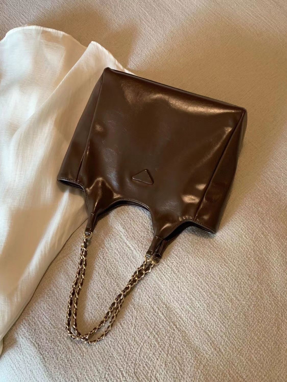 High-looking simple tote bag 2024 new shoulder bag women's Korean niche versatile travel chain...