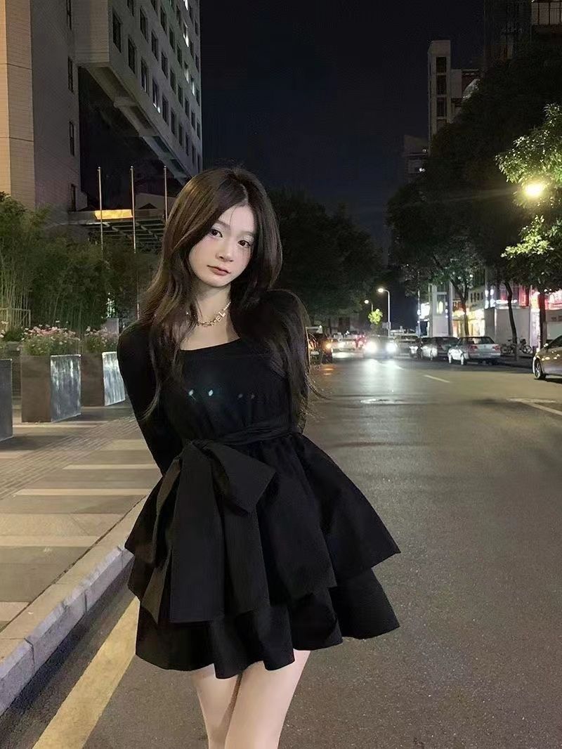 美拉德秋季新款方领法式气质黑色连衣裙小众设计高级感裙子女