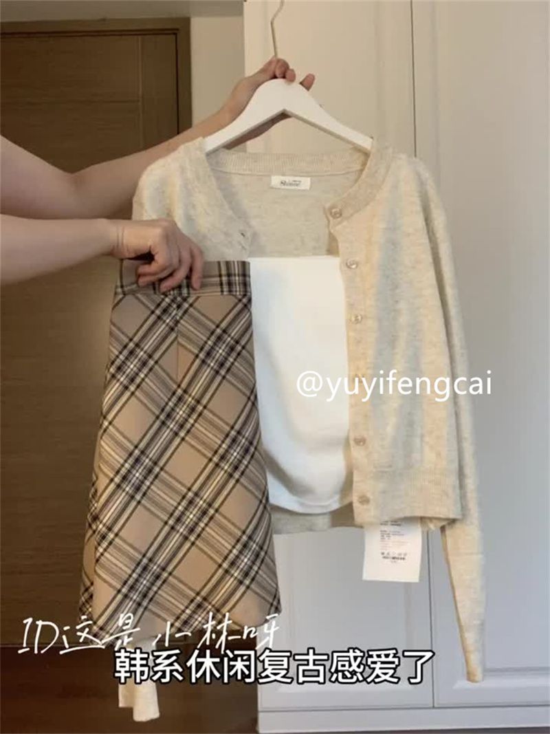 Autumn's new Korean style retro Maillard wear a complete set of simple cardigan suspenders plaid skirt atmosphere suit