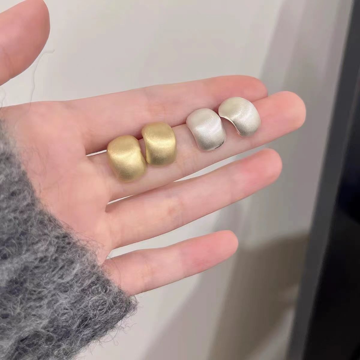 拉絲啞光弧形耳釘女2023年新款潮高級感輕奢耳環韓國氣質網紅耳飾