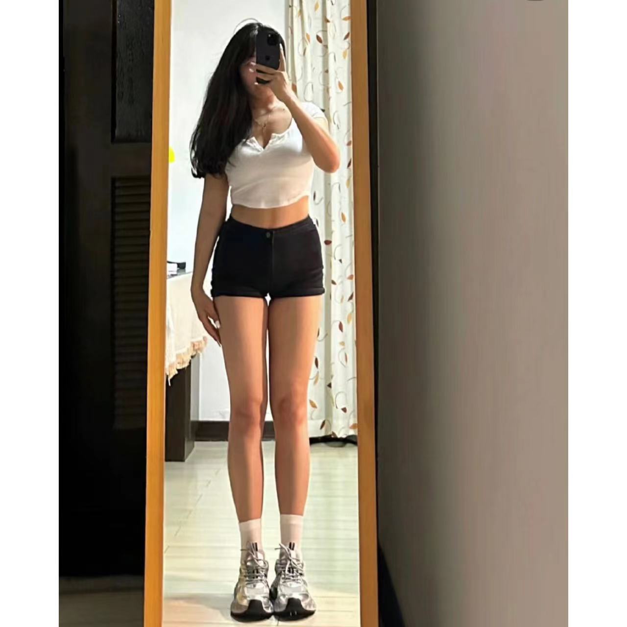 Black straight denim shorts for women, American-style hip-covering hot pants, elastic washed, versatile, long legs, a-line, Korean style trend