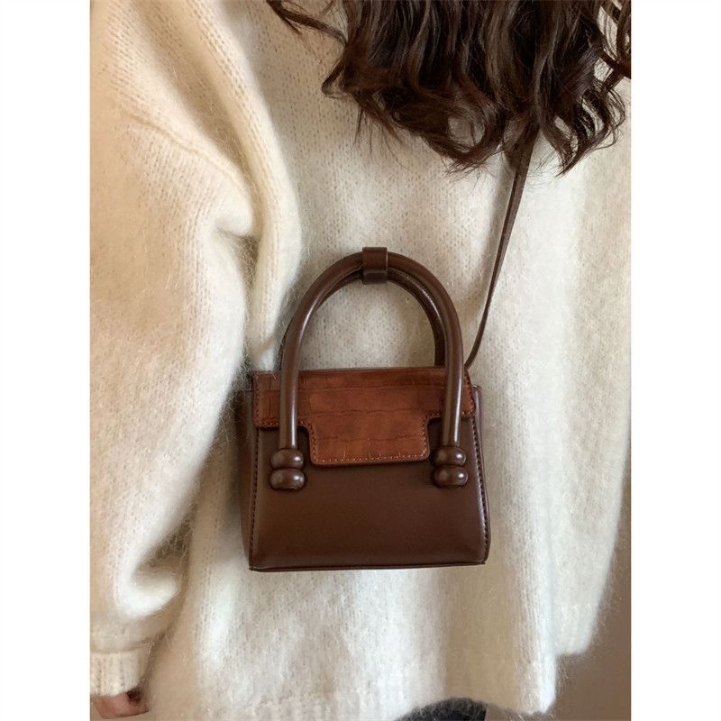 Chinese retro handbags, small bags, women's 2024 new autumn and winter super hot shoulder bags, fashionable and versatile crossbody bags