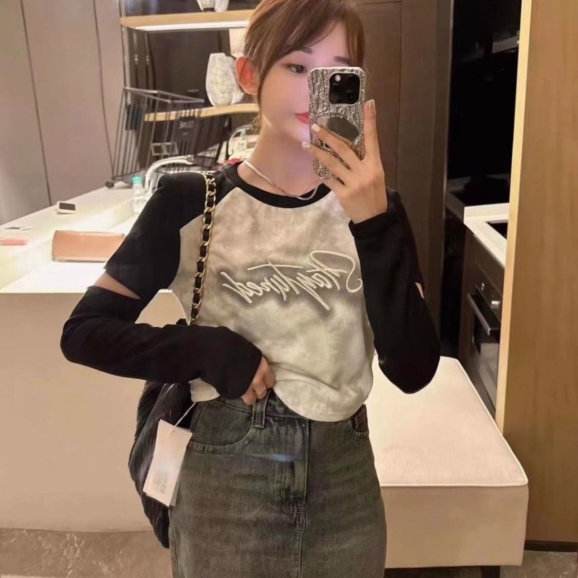 多巴胺穿搭長袖T恤女秋季設計感小眾割破袖字母繡花修身短款上衣