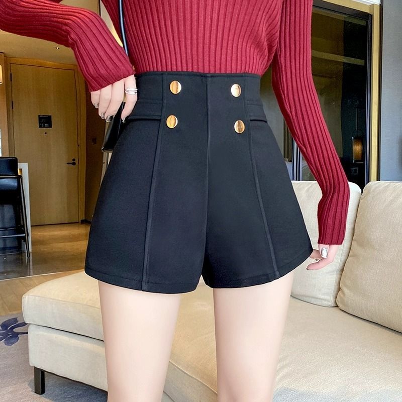 Black woolen shorts for women, autumn and winter outdoor wear, versatile bottoming wide-leg pants for small people, high waist, slimming boots, hot pants