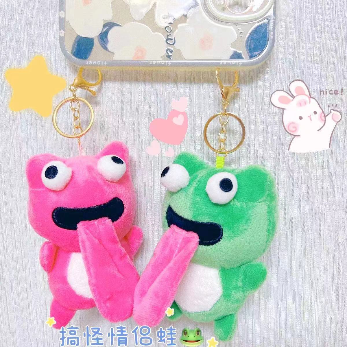 New Couple Sticking Out Tongue Frog Magnetic Keychain with Stretchable Eyes as a Gift for Boyfriend and Girlfriend
