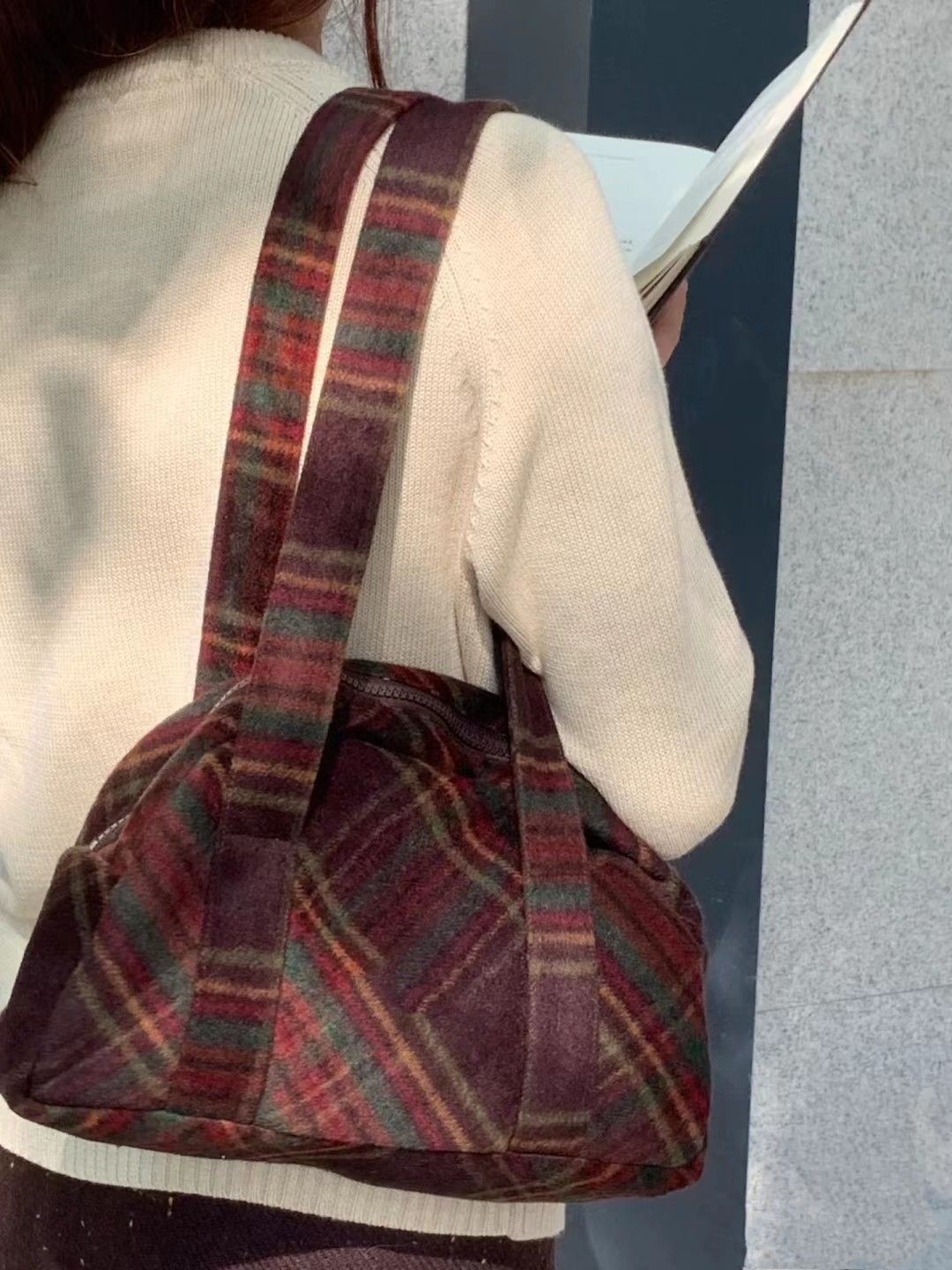 Niche woolen plaid bag, versatile and popular women's bag 2023 autumn and winter new college style retro large capacity woolen bag