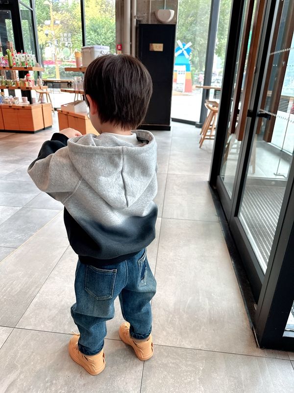 Boys' velvet thickened hooded sweatshirt, fashionable gradient color, 2023 autumn and winter children's baby all-in-one velvet top trendy