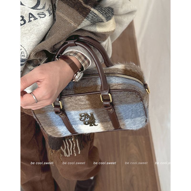 Portable bowling bag for women 2023 new trendy retro college style pillow bag versatile crossbody bag