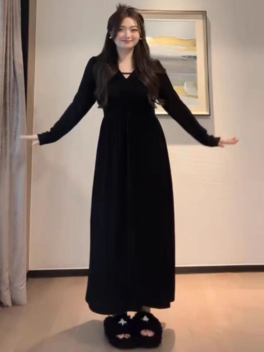 大碼女裝法式氣質v領黑色打底連衣裙秋冬胖mm顯瘦收腰遮肚長裙子