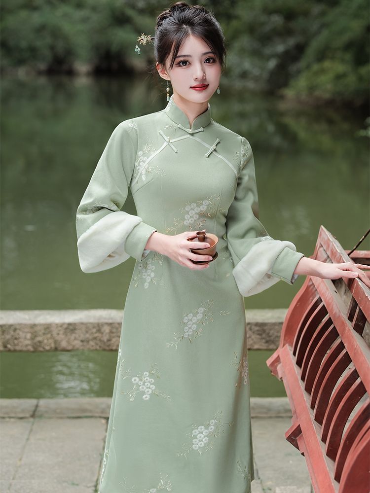 淺綠色旗袍加絨加厚秋冬款2023新款年輕款新中式禮服長袖女連衣裙