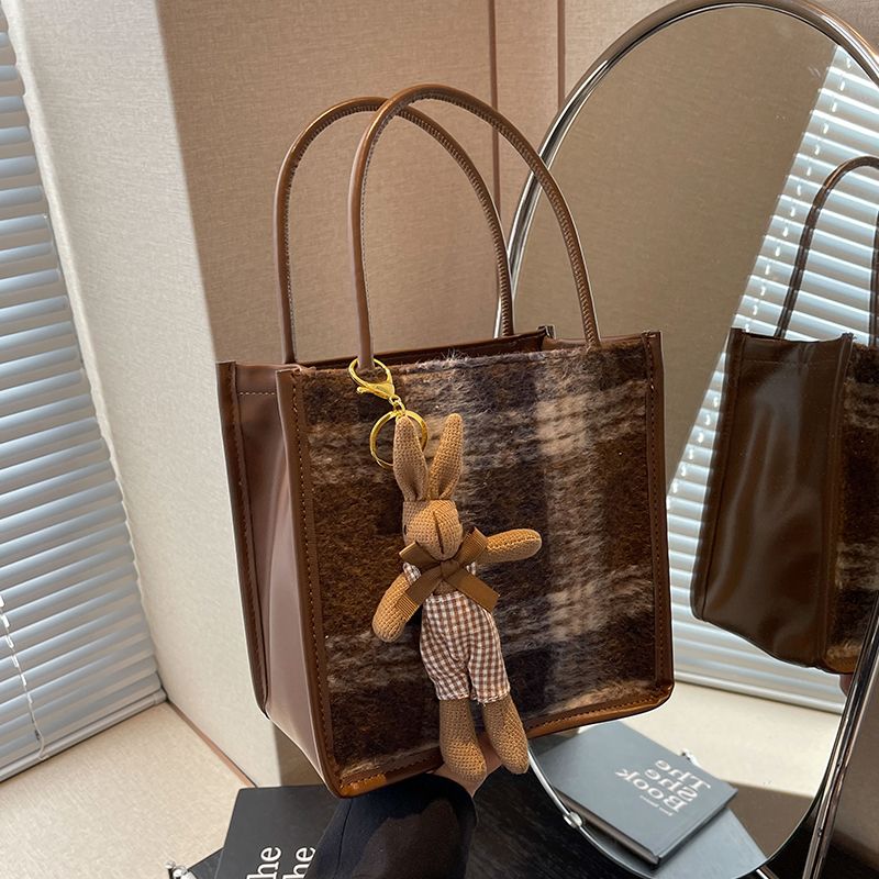 艾米兔女包撞色秋冬包包新款复古格子设计可爱挂件手提包包