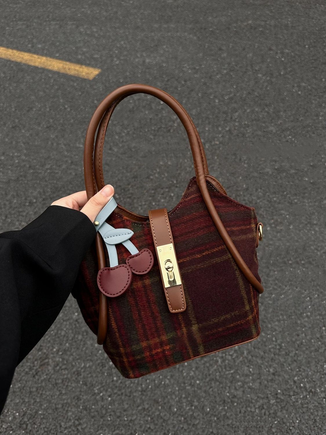 Autumn and winter woolen plaid bags for women 2024 new trendy retro portable vegetable basket bag bucket bag versatile crossbody bag